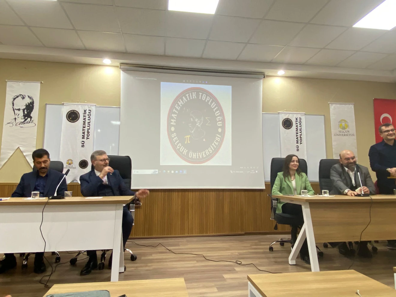 Matematik Topluluğunun düzenlemiş olduğu "Bölümümüz mezunları ile iş fırsatları” konulu konferans